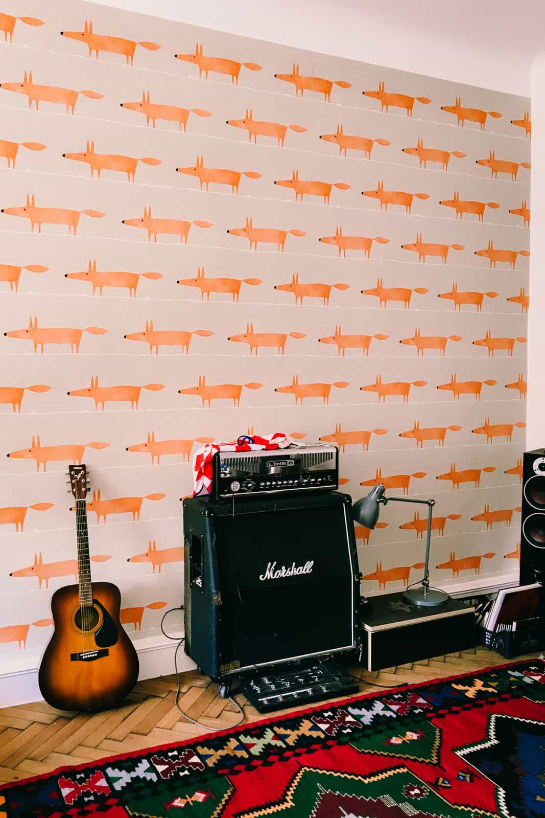 hipster flat with gitar and speaker