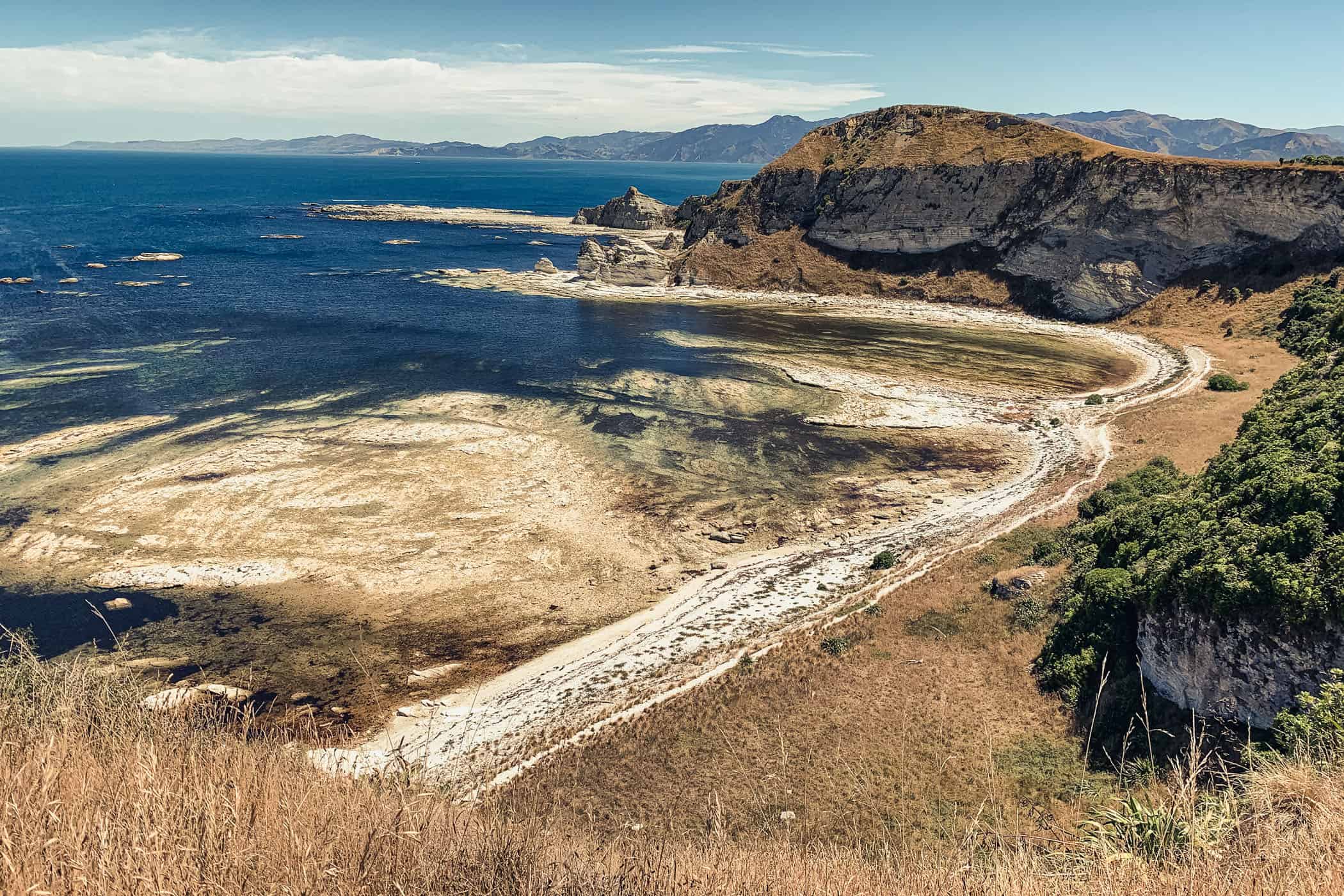 Coast of Kaikoura Peninsula Walkway seen from clifftop
